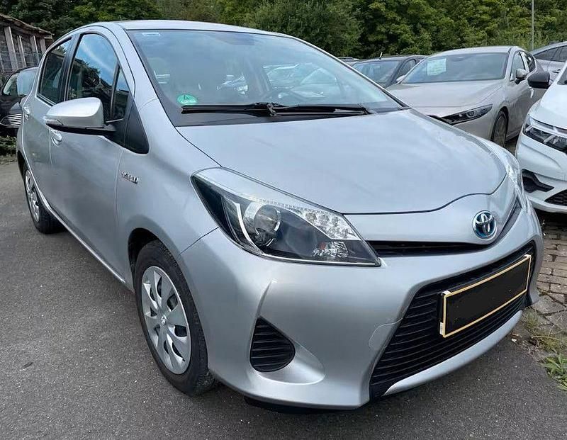 Silber Gebraucht 2014 Toyota Yaris Hybrid Life Limousine | 8.999 € (Etwas zu teuer) - Bild 1/4