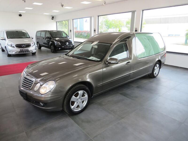 Braun Gebraucht 2007 Mercedes E220 Limousine | 14.950 € - Bild 1/4