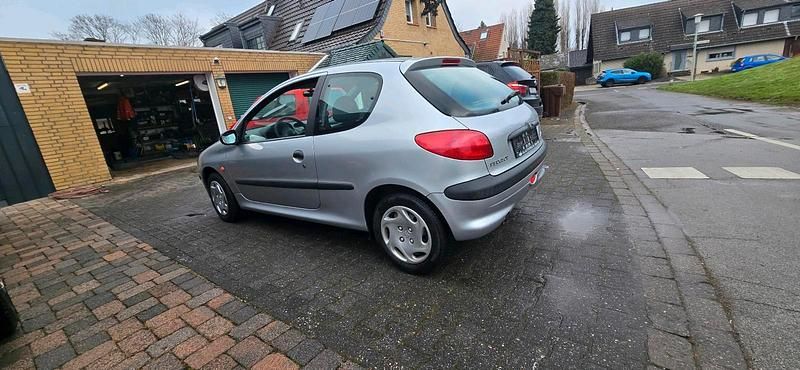 Gebraucht Peugeot 206 60 PS (44 kW) 1999 Silber Kleinwagen