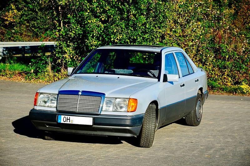 Andere farben Gebraucht 1991 Mercedes E230 Limousine | 2.280 € - Bild 1/4