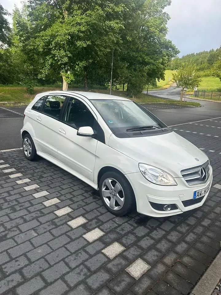Gebraucht Mercedes B180 109 PS (80 kW) 2011 Weiß Kleinwagen