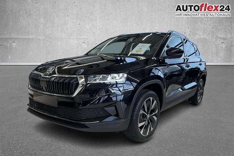 8x race blue met. Neu 2025 Skoda Karoq Selection SUV | 33.515 € (Fairer Preis) - Bild 1/4