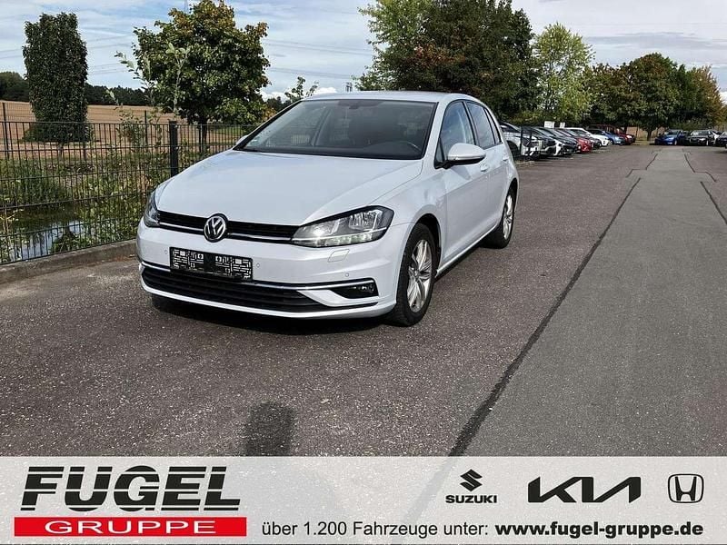 White silver metallic Gebraucht 2017 VW Golf VII Comfortline Limousine | 13.495 € (Fairer Preis) - Bild 1/4