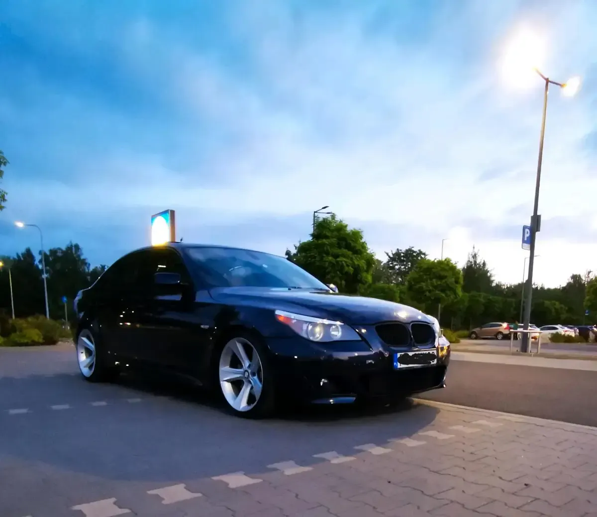Gebraucht BMW 550 367 PS (269 kW) 2007 Blau Limousine