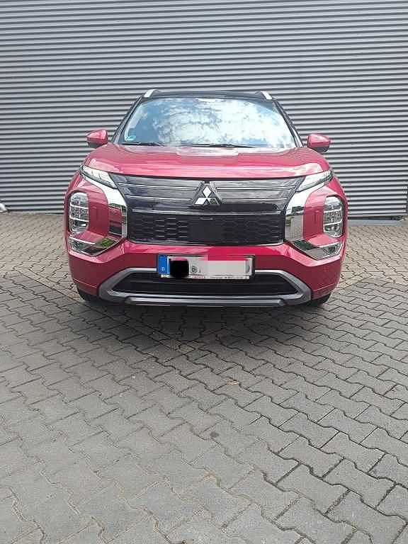 Rot Gebraucht 2025 Mitsubishi Outlander P-HEV Top SUV | 56.590 € - Bild 1/2