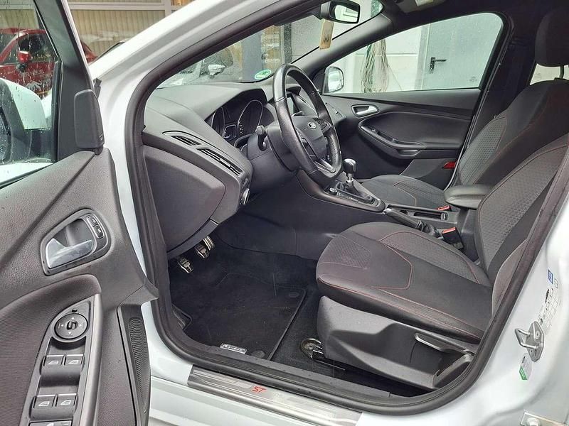 Gebraucht Ford Focus ST-Line 182 PS (133 kW) 2018 Frostweiß Kombi