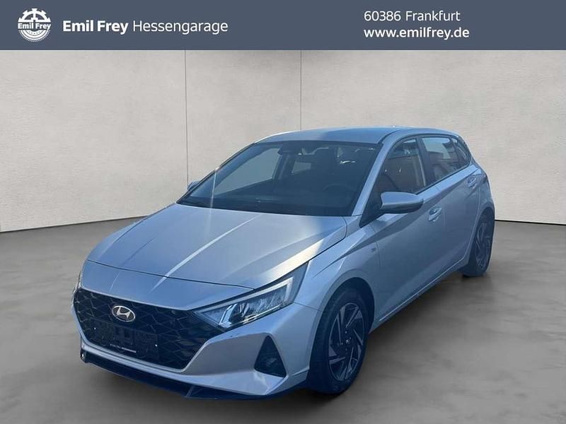 Sleek silver metallic Gebraucht 2023 Hyundai i20 Trend Kleinwagen | 16.550 € (Guter Preis) - Bild 1/4