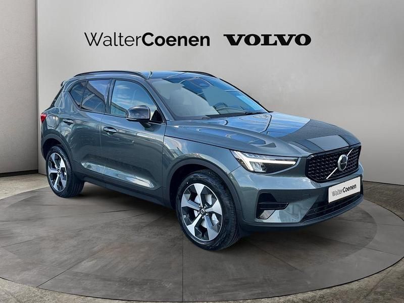 Neu Volvo XC40 Plus 163 PS (119 kW) 2026 Gruen SUV
