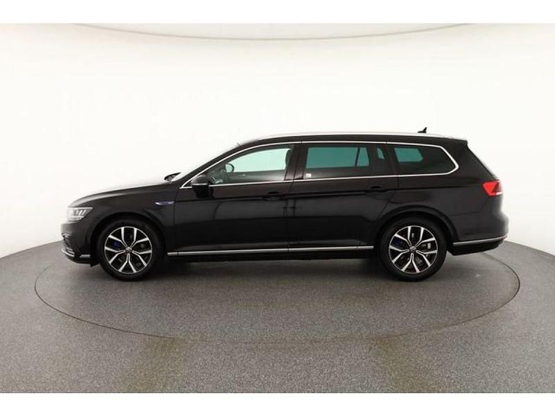 Gebraucht VW Passat 218 PS (160 kW) 2021 Deep black perleffect (metallic) Kombi