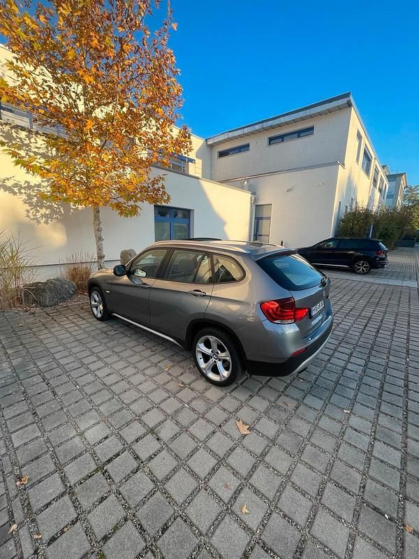 Grau Gebraucht 2011 BMW X1 SUV | 9.490 € (Fairer Preis) - Bild 1/4