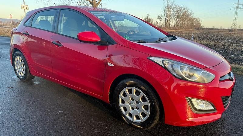 Gebraucht Hyundai i30 99 PS (72 kW) 2012 Rot Limousine