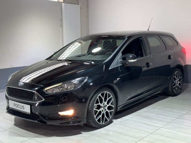 Schwarz Gebraucht 2017 Ford Focus ST-Line Limousine | 10.970 € (Fairer Preis) - Bild 1/4