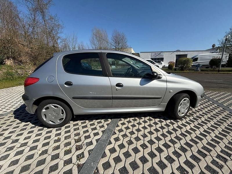Gebraucht Peugeot 206 60 PS (44 kW) 2000 Silber Limousine