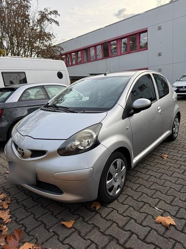 Gebraucht Toyota Aygo 68 PS (50 kW) 2006 Silber Kleinwagen