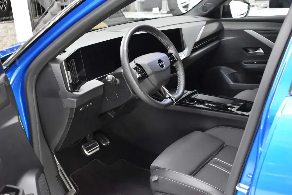Gebraucht Opel Astra 181 PS (133 kW) 2023 Kobalt blau met. Kleinwagen