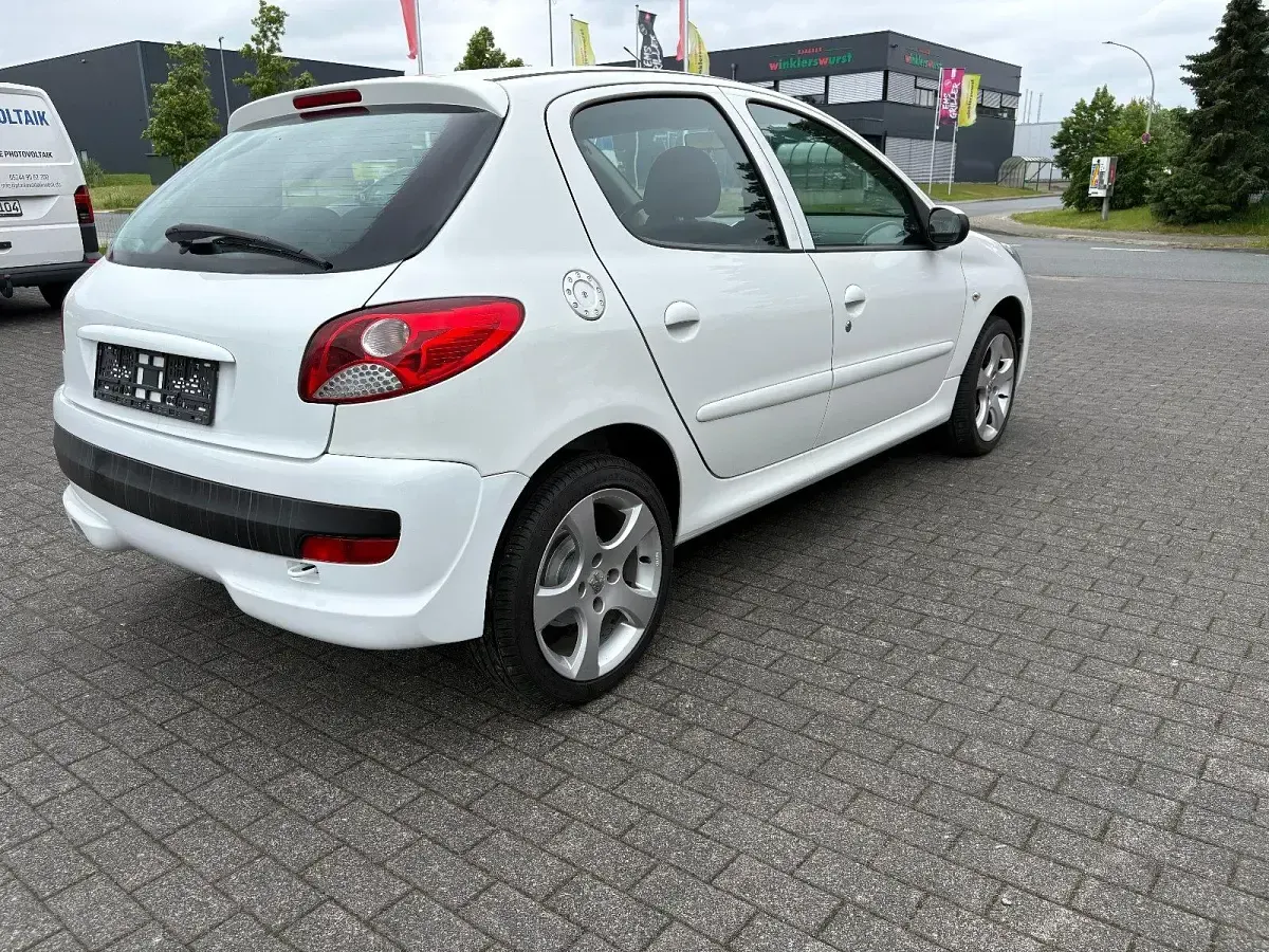 Gebraucht Peugeot 206+ 73 PS (53 kW) 2012 Weiß Kleinwagen