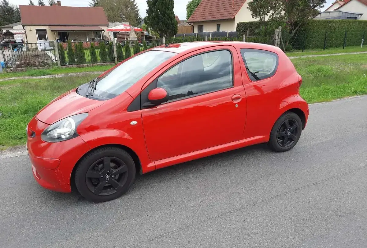 Gebraucht Toyota Aygo 68 PS (50 kW) 2007 Rot Kleinwagen