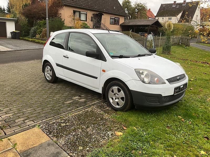 Weiß Gebraucht 2006 Ford Fiesta Ambiente Limousine | 1.290 € (Fairer Preis) - Bild 1/2