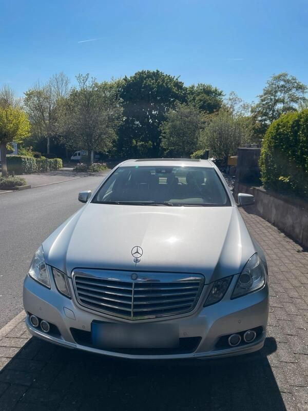Silber Gebraucht 2009 Mercedes E350 Elegance Limousine | 8.500 € (Fairer Preis) - Bild 1/4