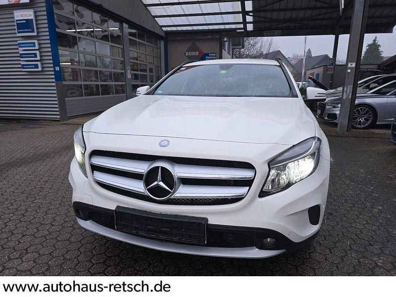 Weiß Gebraucht 2015 Mercedes 200 SUV | 17.900 € - Bild 1/4