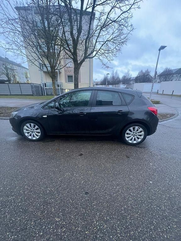 Gebraucht Opel Astra Edition 120 PS (88 kW) 2014 Schwarz Limousine