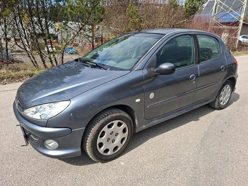 Gebraucht Peugeot 206 68 PS (50 kW) 2009 Grau Kleinwagen