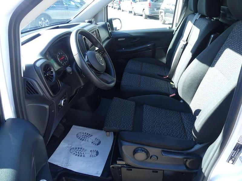 Second-hand Mercedes Vito 163 CP (119 kW) 2024 Alb Van