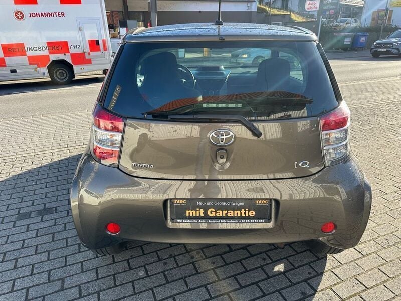 Gebraucht Toyota iQ Basis 68 PS (50 kW) 2012 Braun Kleinwagen
