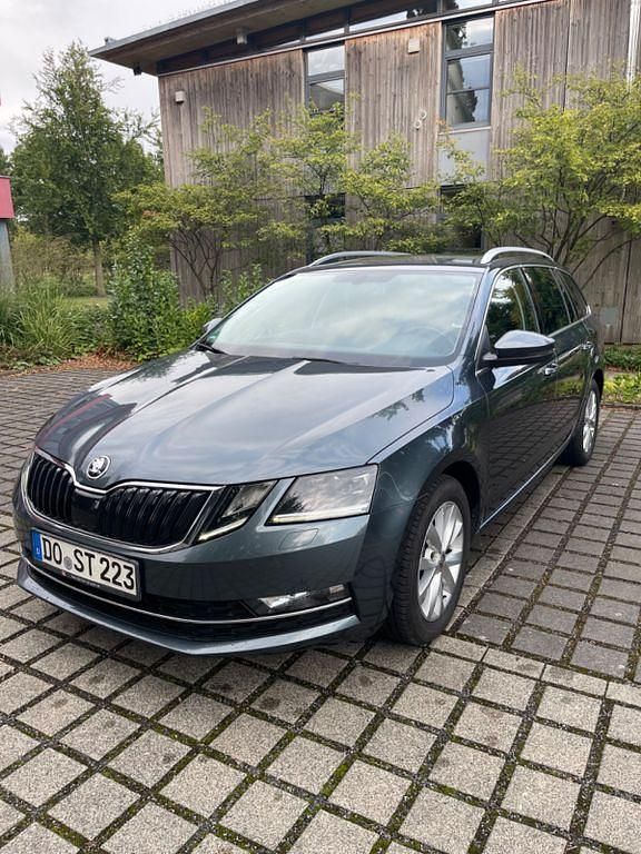 Grau Gebraucht 2020 Skoda Octavia Limousine | 11.400 € (Guter Preis) - Bild 1/4