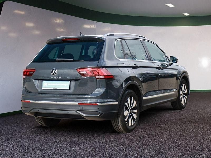 Gebraucht VW Tiguan Move 131 PS (96 kW) 2024 Grau / uranograu SUV