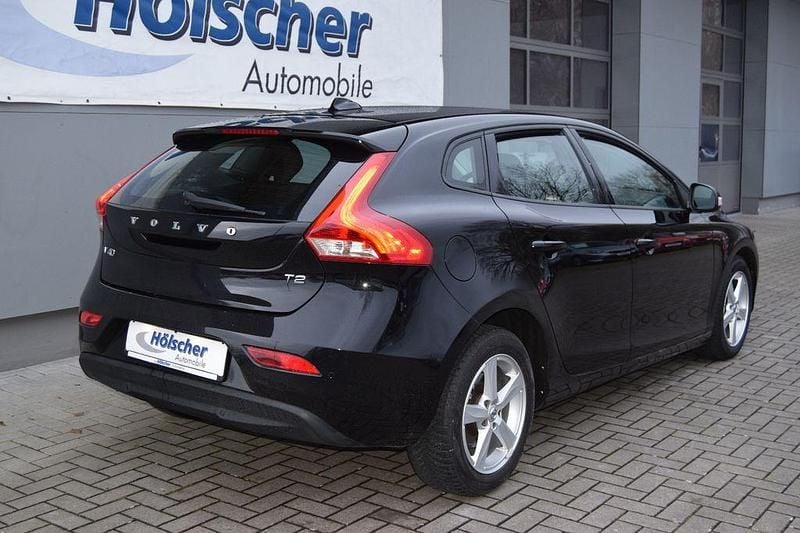 Gebraucht Volvo V40 Momentum 122 PS (89 kW) 2018 Schwarz Limousine