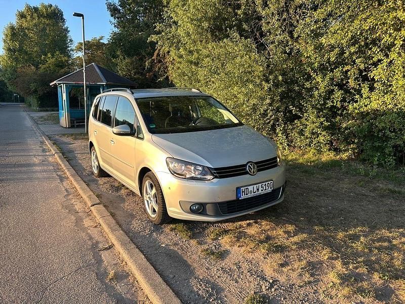 Silber Gebraucht 2013 VW Touran Comfortline Van / Kleinbus | 8.999 € (Fairer Preis) - Bild 1/4
