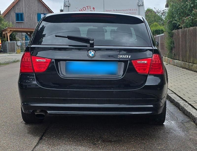Gebraucht BMW 318 143 PS (105 kW) 2011 Schwarz Kombi