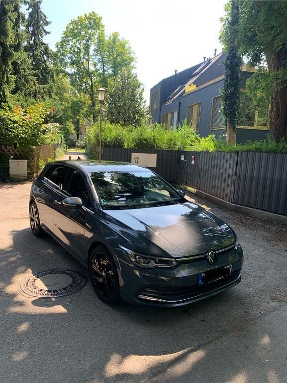 Grau Gebraucht 2022 VW Golf VIII Style Limousine | 24.450 € (Guter Preis) - Bild 1/4