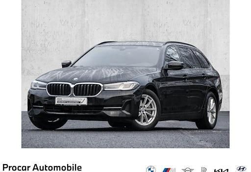 Schwarz Gebraucht 2022 BMW 520 Shadowline Kombi | 28.490 € (Superpreis) - Bild 1/4