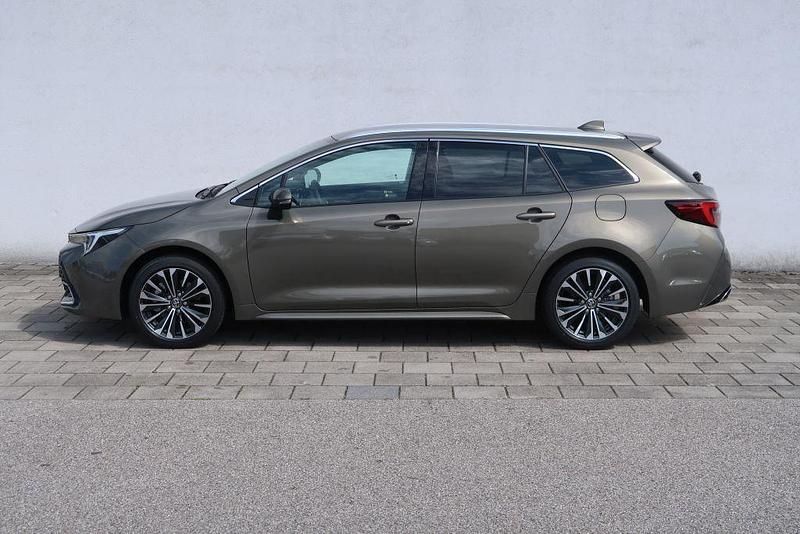 Neu Toyota Corolla 178 PS (130 kW) 2025 Manganbronze metallic Kombi