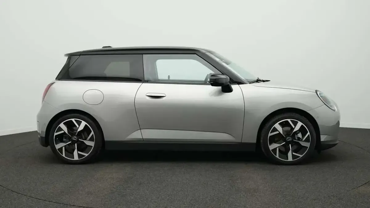 Gebraucht Mini Cooper SE Favoured 160 kW (218 PS) 2024 Grau Kleinwagen