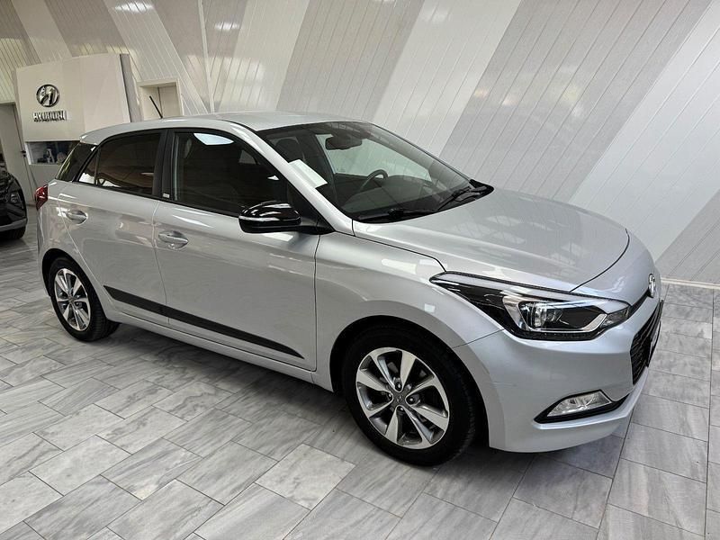 Silber Gebraucht 2018 Hyundai i20 Passion Plus Kleinwagen | 11.950 € (Fairer Preis) - Bild 1/4