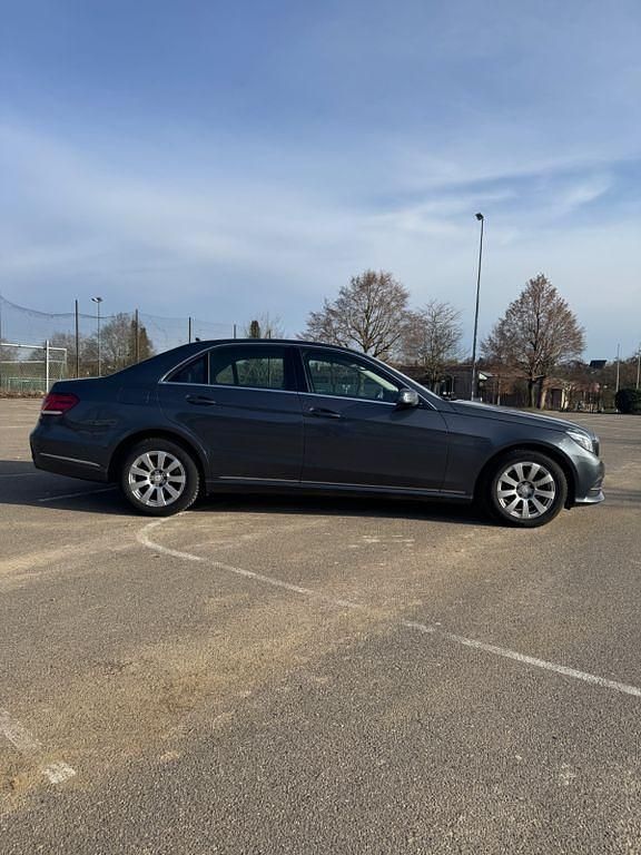 Gebraucht Mercedes E220 Avantgarde 170 PS (125 kW) 2015 Silber Limousine