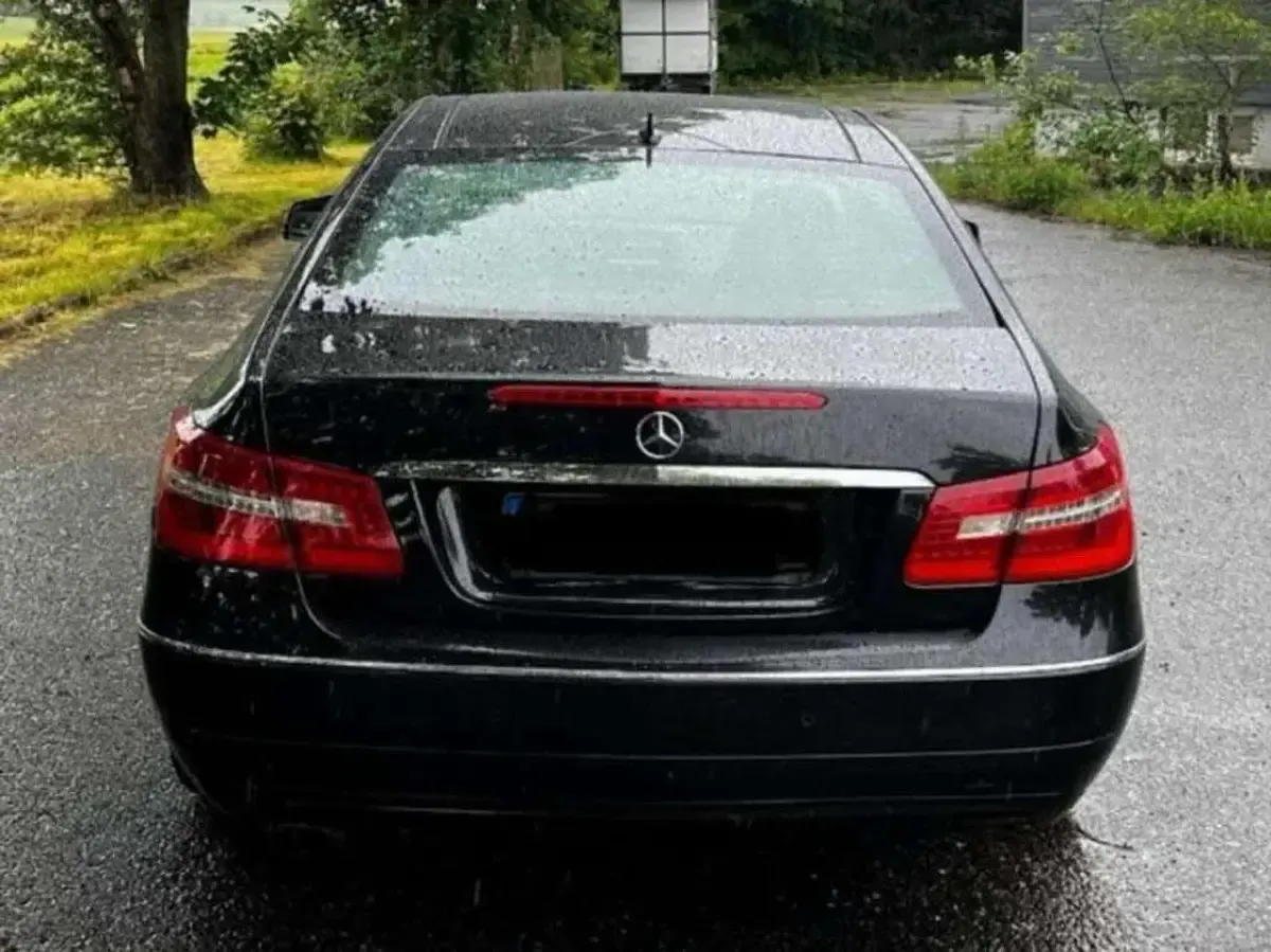 Gebraucht Mercedes E200 Elegance 184 PS (135 kW) 2010 Schwarz Coupé