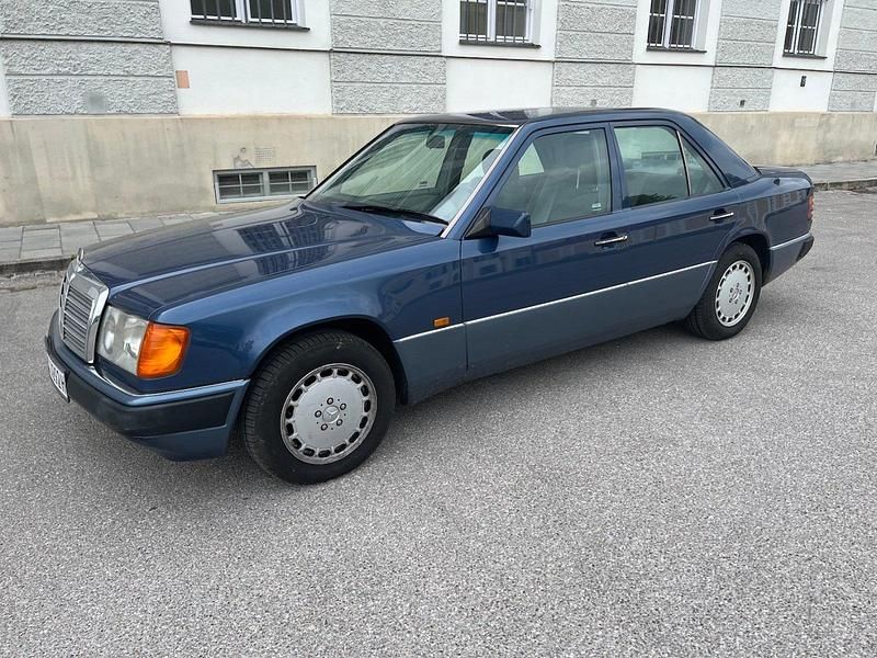 Gebraucht Mercedes E200 118 PS (86 kW) 1992 Blau Limousine