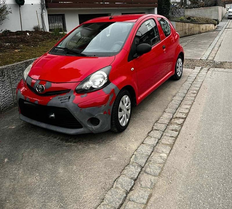 Rot Gebraucht 2014 Toyota Aygo Kleinwagen | 2.100 € (Guter Preis) - Bild 1/2