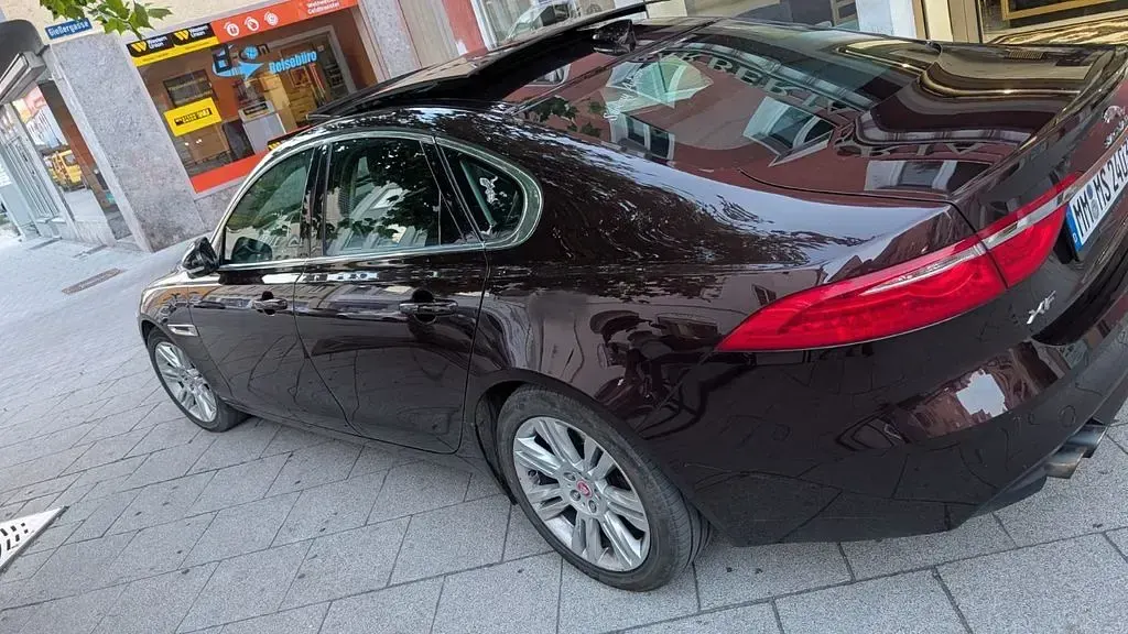 Gebraucht Jaguar XF Portfolio 179 PS (131 kW) 2016 Rot Limousine