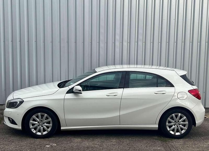 Gebraucht Mercedes A180 Style 122 PS (89 kW) 2015 Weiß Kleinwagen