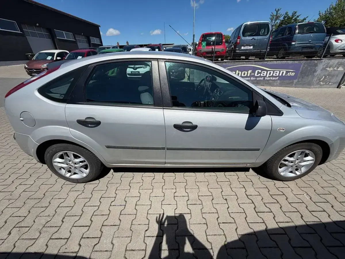 Gebraucht Ford Focus Trend 116 PS (85 kW) 2005 Silber Limousine