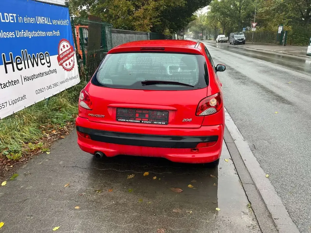 Gebraucht Peugeot 206 68 PS (50 kW) 2012 Rot Kleinwagen