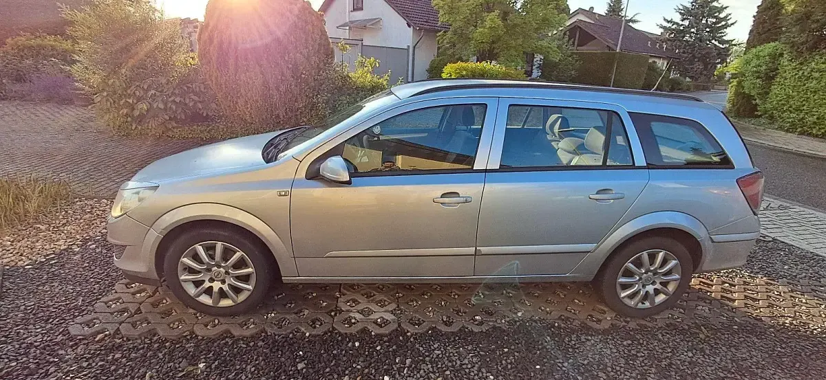 Gebraucht Opel Astra Edition 140 PS (102 kW) 2008 Silber Kombi