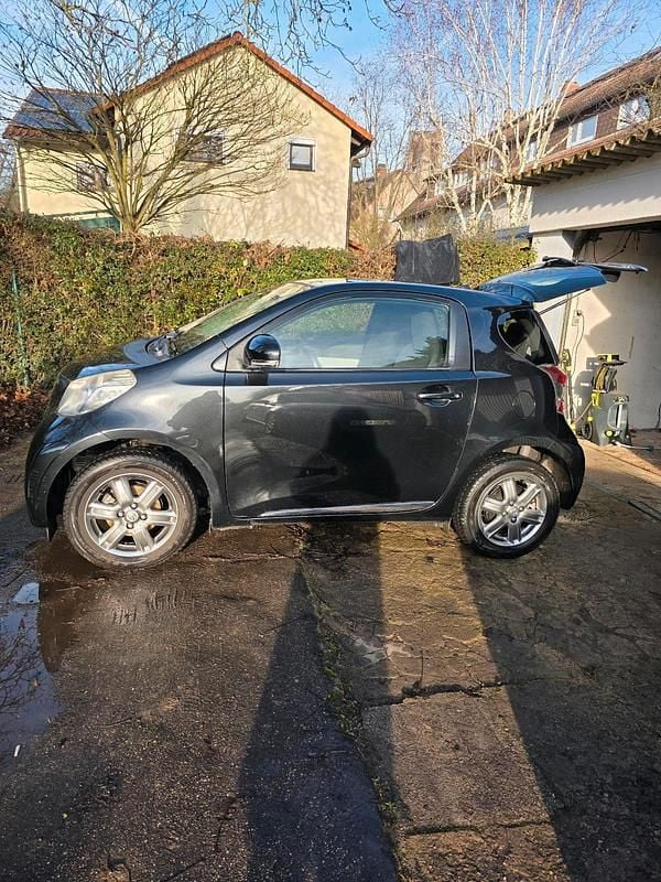 Gebraucht Toyota iQ 68 PS (50 kW) 2011 Schwarz Kleinwagen