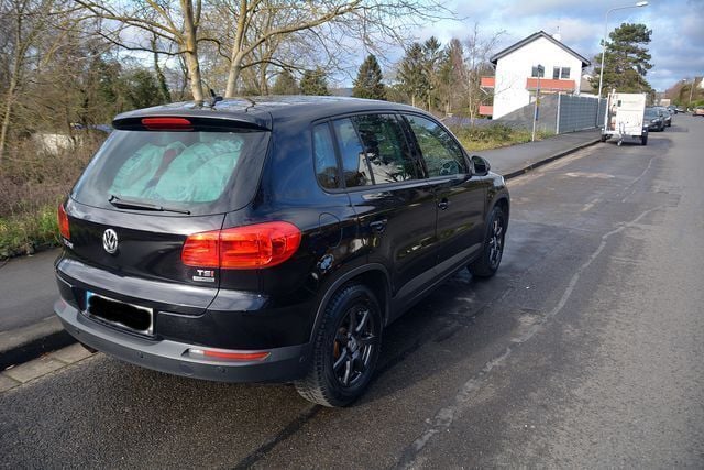Gebraucht VW Tiguan Trendline 122 PS (89 kW) 2014 Schwarz metallic SUV