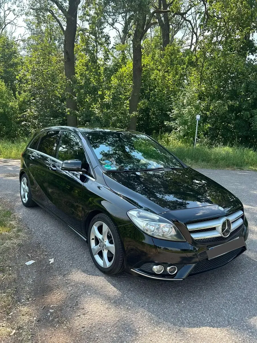 Gebraucht Mercedes B180 122 PS (89 kW) 2013 Schwarz Kleinwagen
